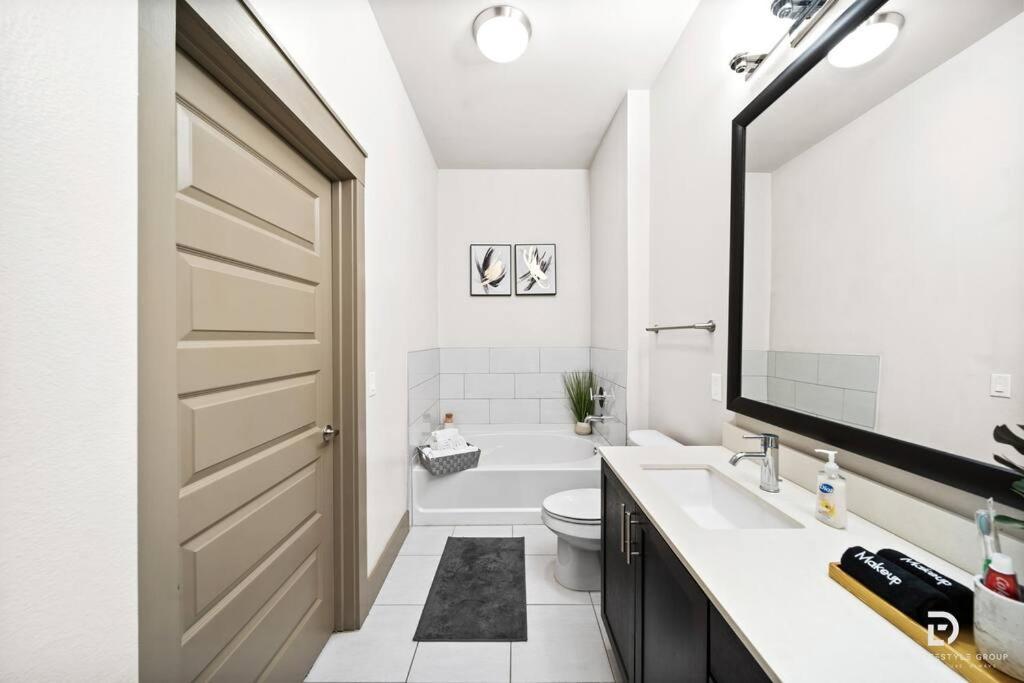 Downtown Houston Deluxe King Suite With Spa Amenities, Pool And Free Parking Экстерьер фото